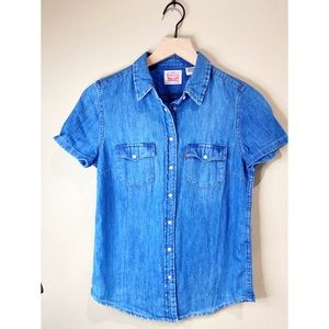 Levi’s Blue Jean Button Short Sleeve Top!
